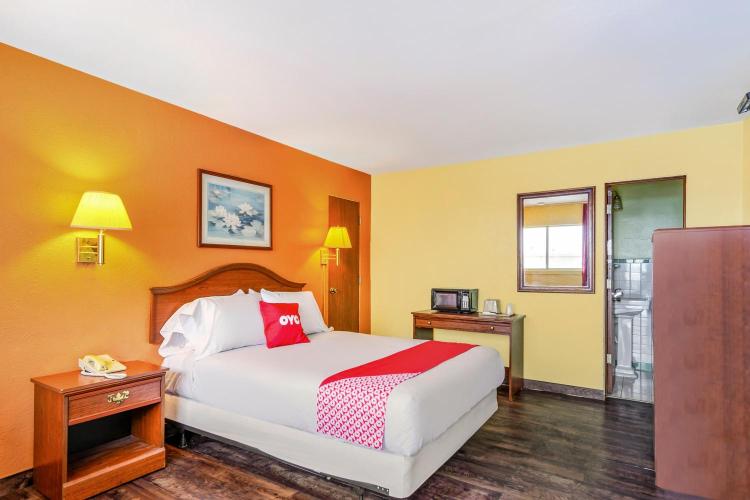 OYO Hotel Downtown Peoria I-74 photo 1