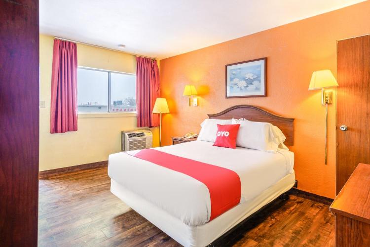 OYO Hotel Downtown Peoria I-74 photo 2