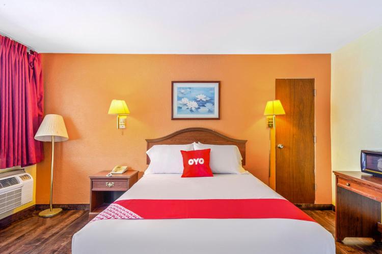OYO Hotel Downtown Peoria I-74 photo 3