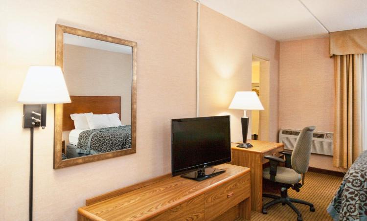 Days Inn by Wyndham Duluth Lakewalk photo 3