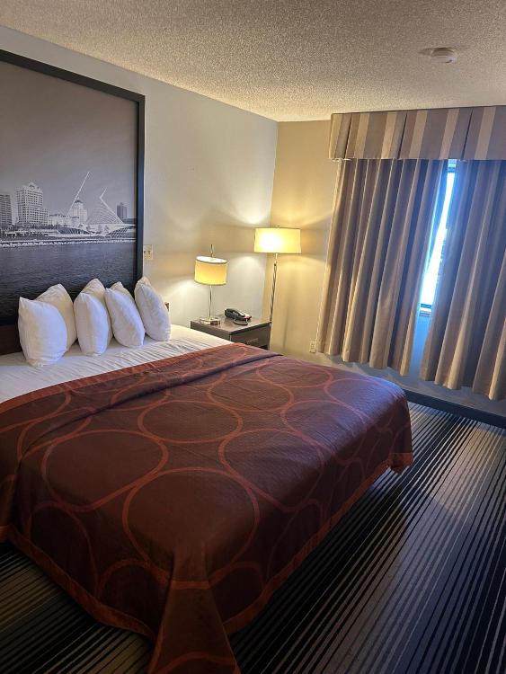 Super 8 by Wyndham Milwaukee Airport photo 1