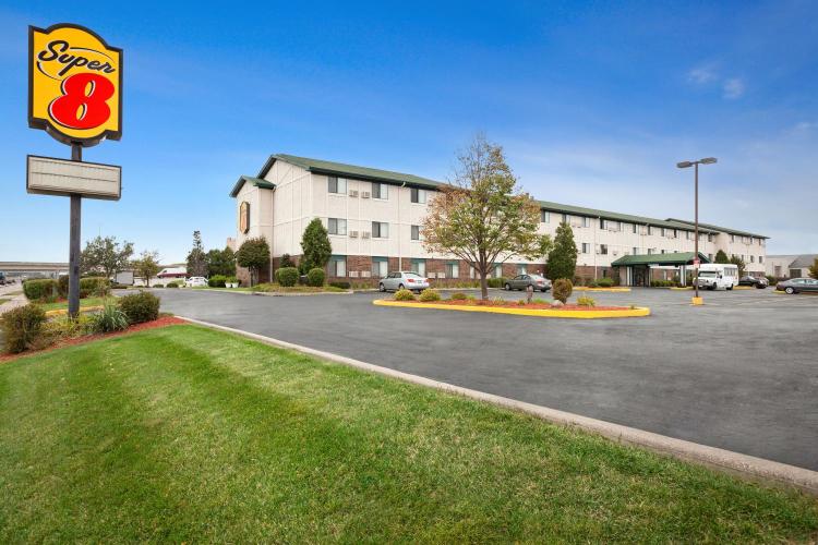 Super 8 by Wyndham Milwaukee Airport photo 3