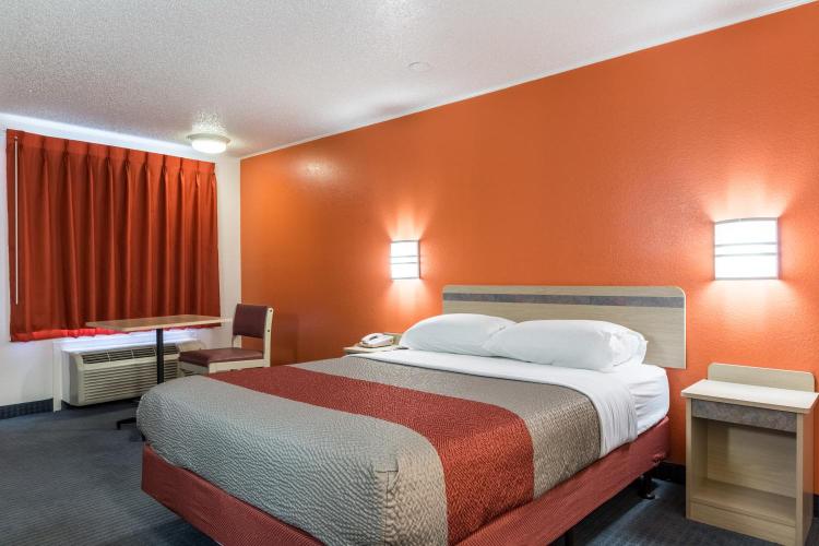 Travelodge by Wyndham Lansing photo 1