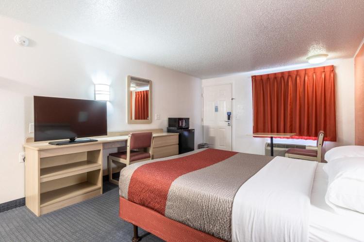 Travelodge by Wyndham Lansing photo 2
