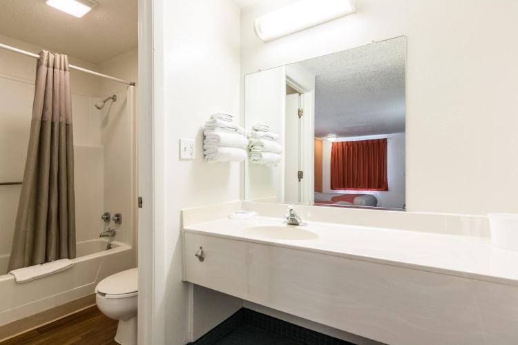 Travelodge by Wyndham Lansing photo 3