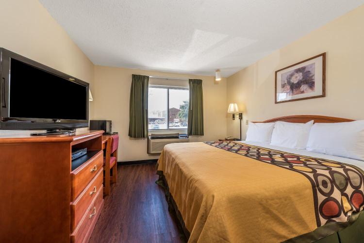 Super 8 by Wyndham Denton photo 1