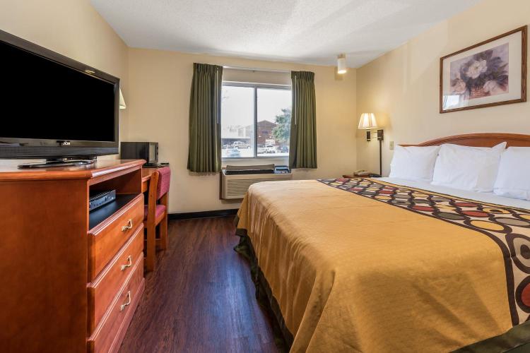 Super 8 by Wyndham Denton photo 2