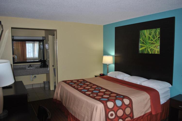 Super 8 by Wyndham Tulsa photo 1