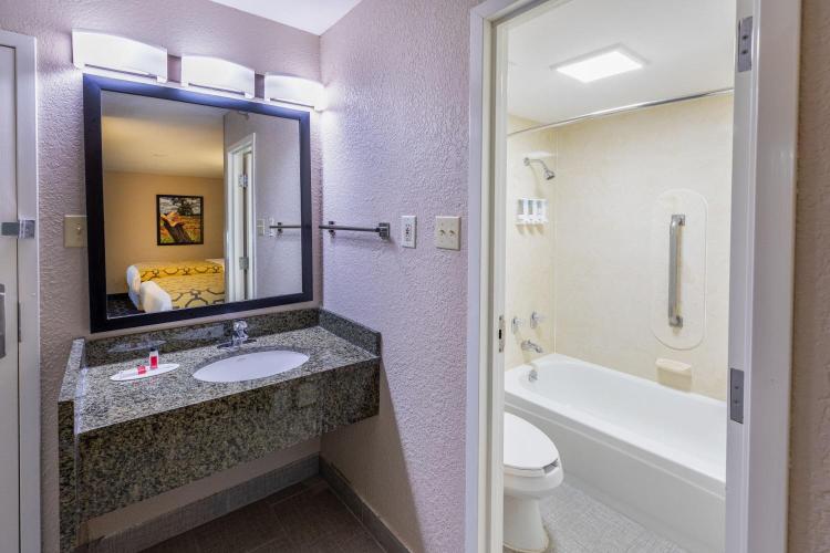 Baymont by Wyndham McAllen Pharr photo 2