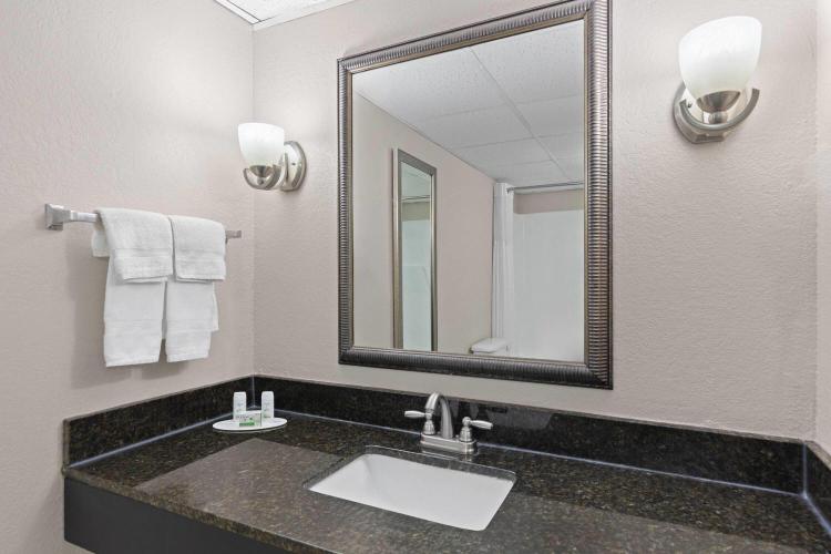 Baymont by Wyndham Knoxville I-75 photo 2