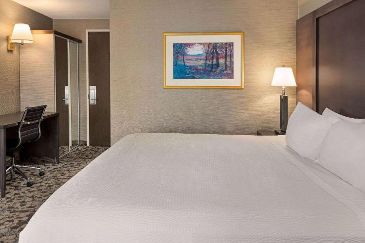 Ramada Plaza by Wyndham Portland photo 2
