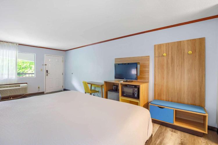 Days Inn by Wyndham Foley photo 1