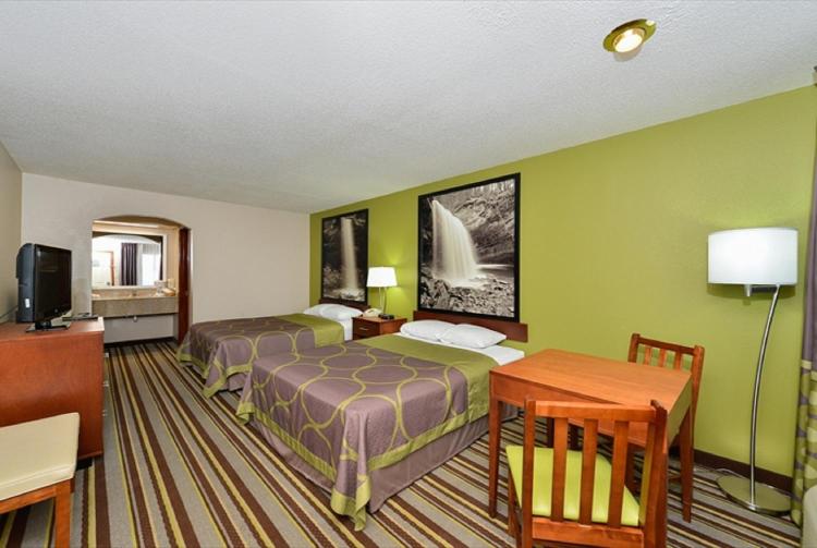 Super 8 by Wyndham Clarksville Northeast photo 1