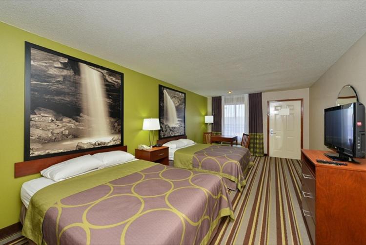 Super 8 by Wyndham Clarksville Northeast photo 2