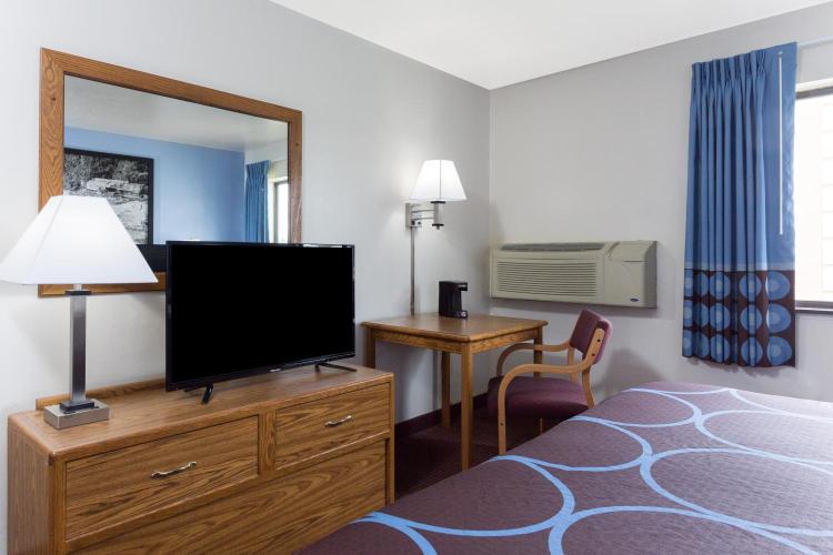 Super 8 by Wyndham Wisconsin Dells photo 2