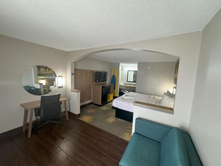 Days Inn & Suites by Wyndham Tuscaloosa - Univ. of Alabama photo 2