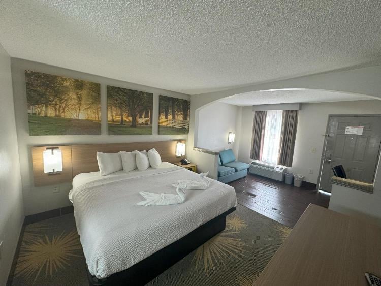 Days Inn & Suites by Wyndham Tuscaloosa - Univ. of Alabama photo 3