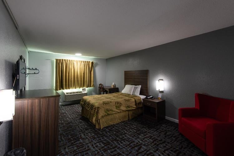 Regency Inn & Suites photo 2