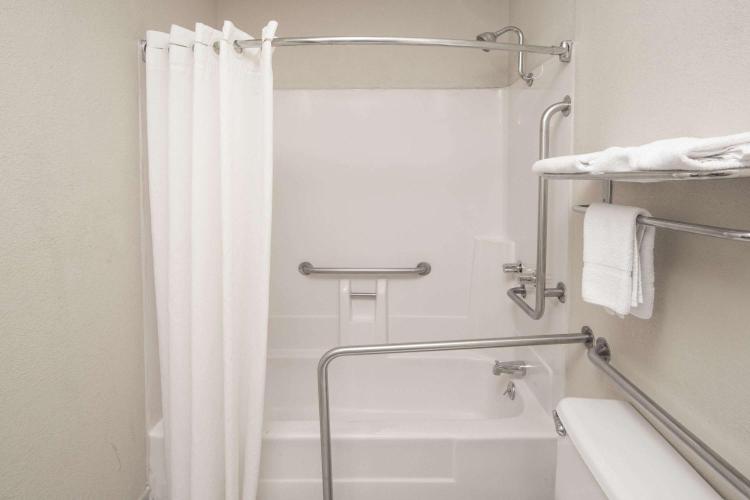 Super 8 by Wyndham Shreveport photo 1