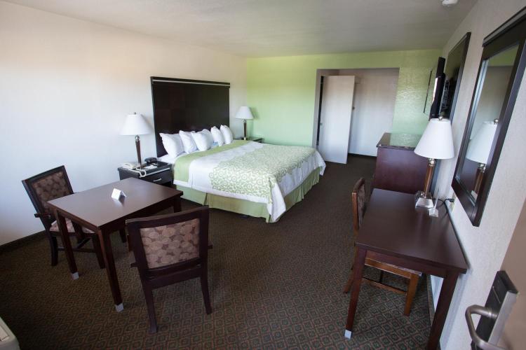 Days Inn by Wyndham Oceanside photo 2
