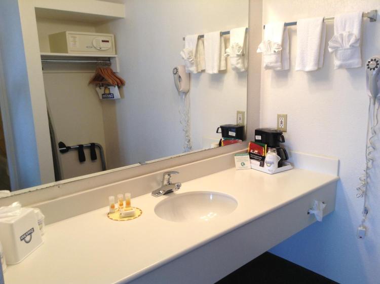 Days Inn by Wyndham Oceanside photo 3