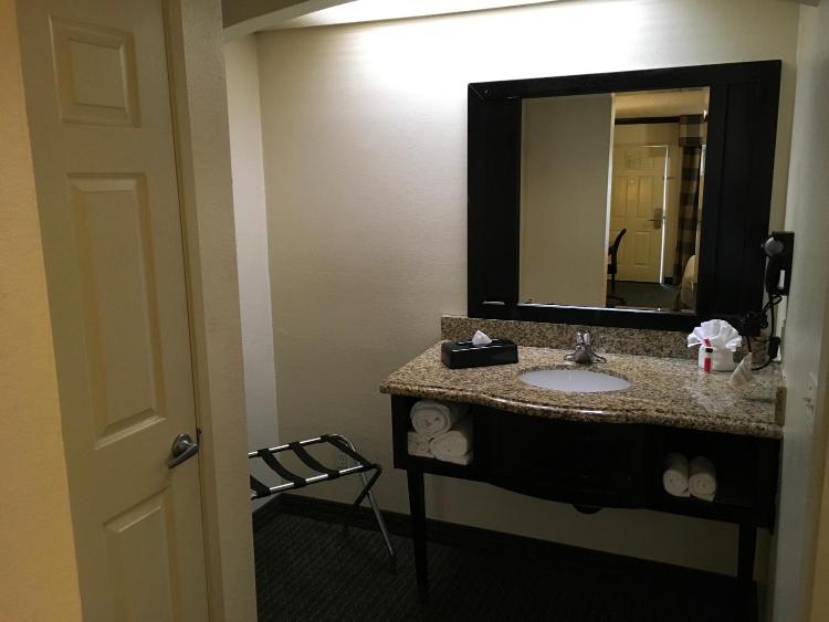 Ramada by Wyndham Ontario Airport & Convention Center photo 2