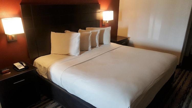 Red Roof Inn & Suites Houston – Humble/IAH Airport photo 1