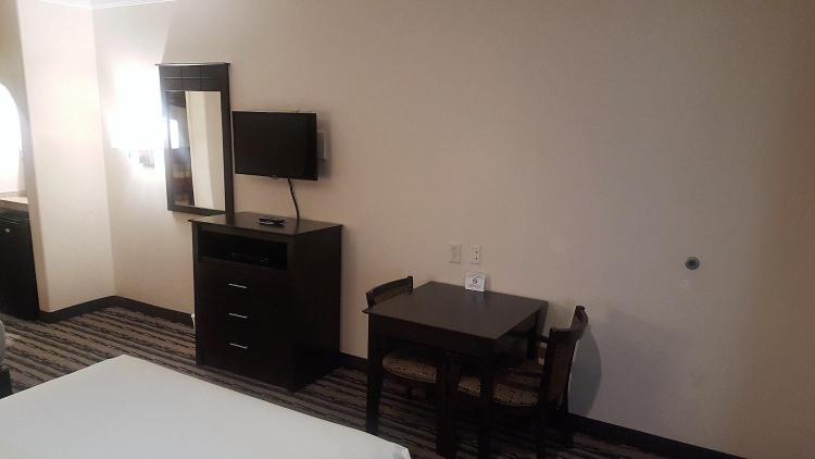 Red Roof Inn & Suites Houston – Humble/IAH Airport photo 2