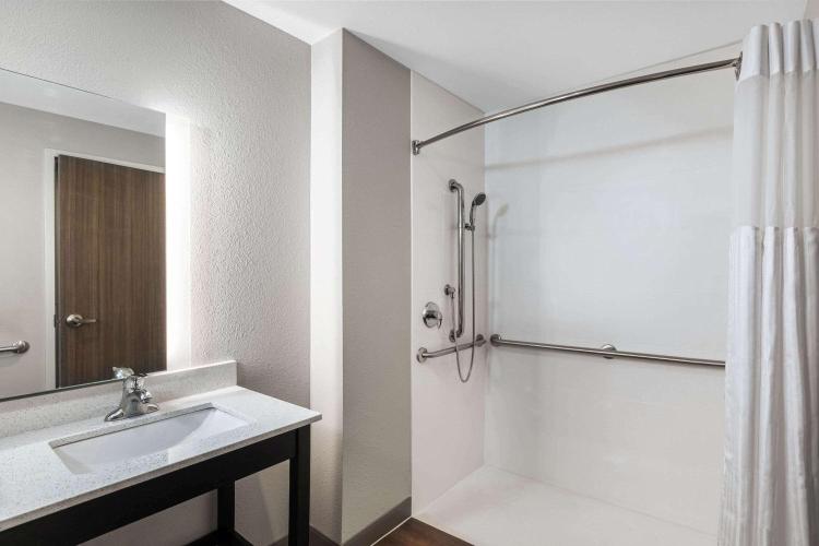 La Quinta Inn & Suites by Wyndham Kansas City Beacon Hill photo 1