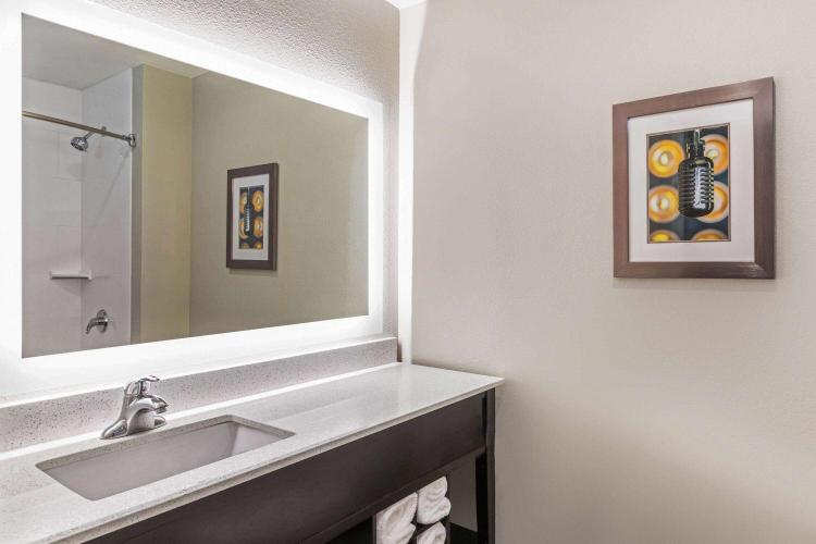 La Quinta Inn & Suites by Wyndham Kansas City Beacon Hill photo 2