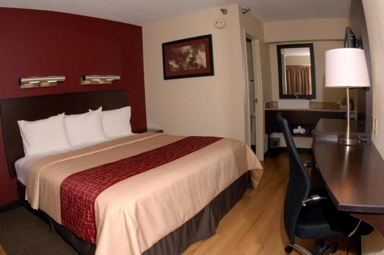 Red Roof Inn PLUS+ Philadelphia Airport photo 2