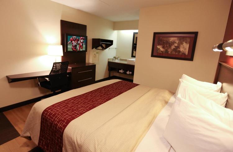 Red Roof Inn PLUS+ Philadelphia Airport photo 3
