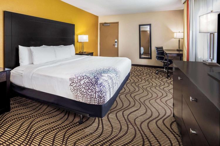La Quinta by Wyndham Carlsbad - Legoland Area photo 3