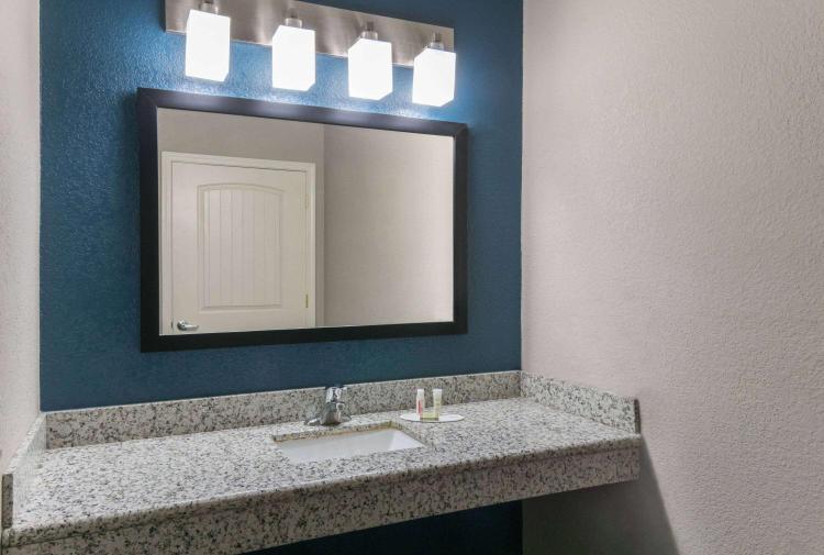 Super 8 by Wyndham San Antonio Near Fort Sam Houston photo 2