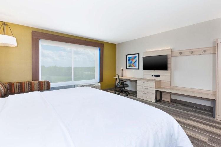 Holiday Inn Express & Suites - Grand Rapids Airport - South by IHG photo 3