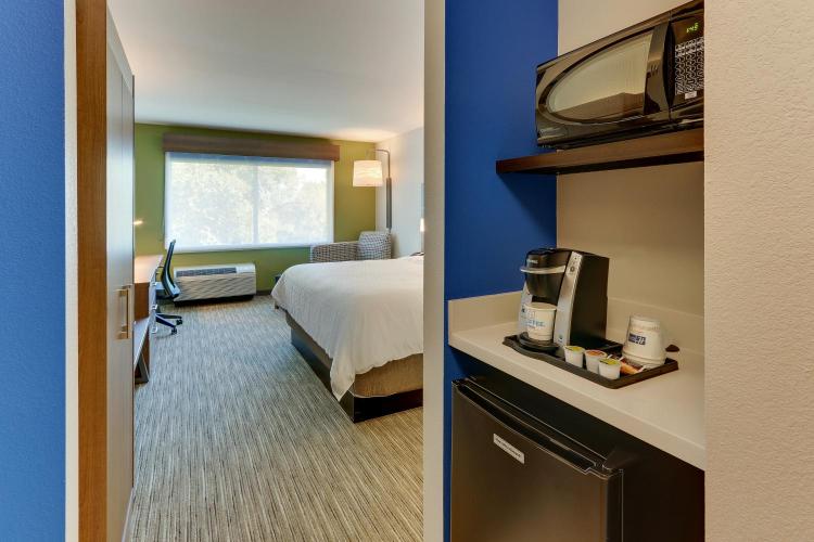 Holiday Inn Express & Suites - Roanoke – Civic Center photo 2