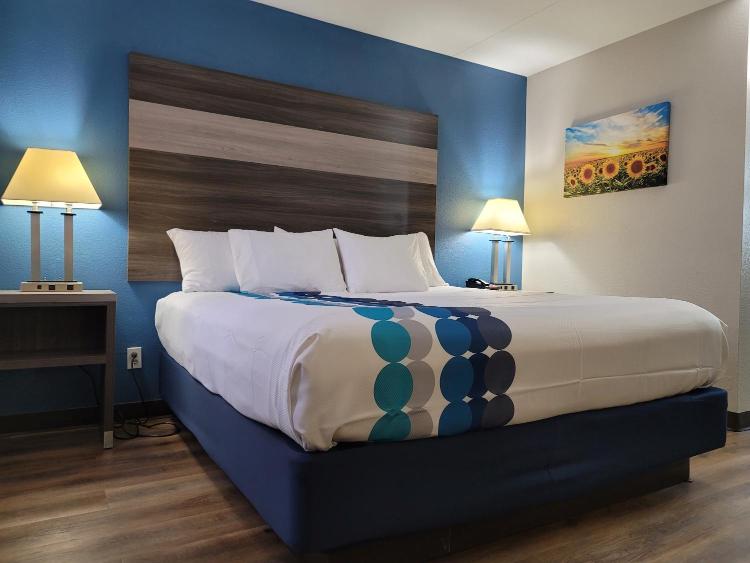 Wingate by Wyndham Wichita Airport photo 2