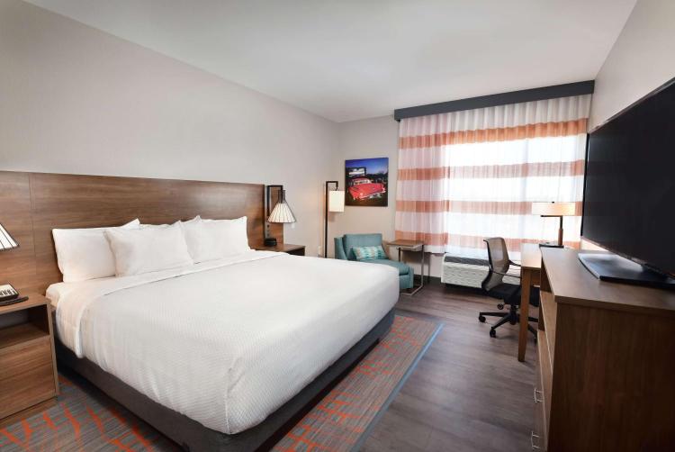 La Quinta Inn & Suites by Wyndham Wisconsin Dells- Lake Delton photo 1