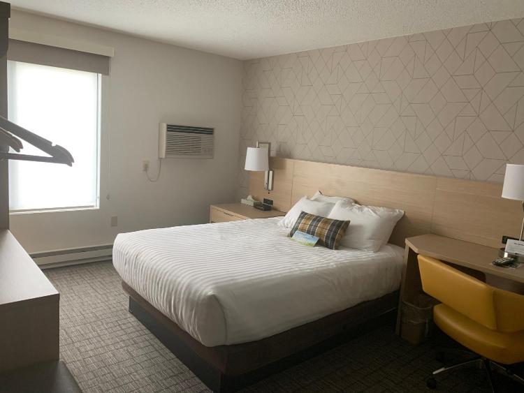 Days Inn & Suites by Wyndham Duluth by the Mall photo 1