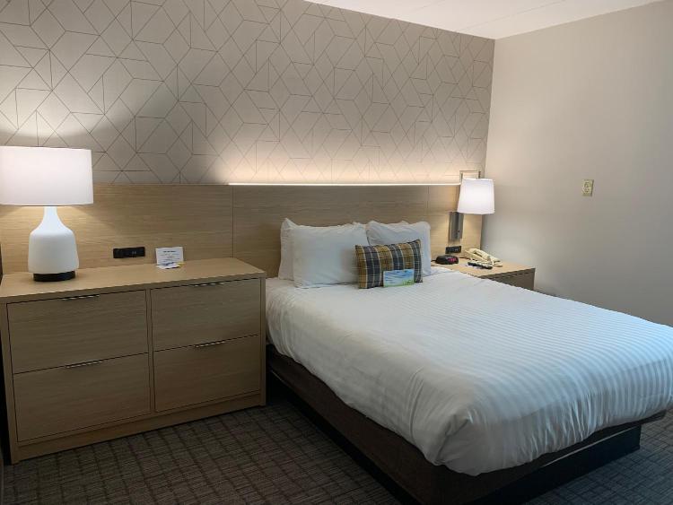 Days Inn & Suites by Wyndham Duluth by the Mall photo 2