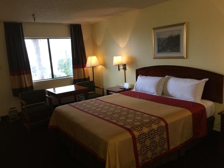 Super 8 by Wyndham Bakersfield/Central photo 1