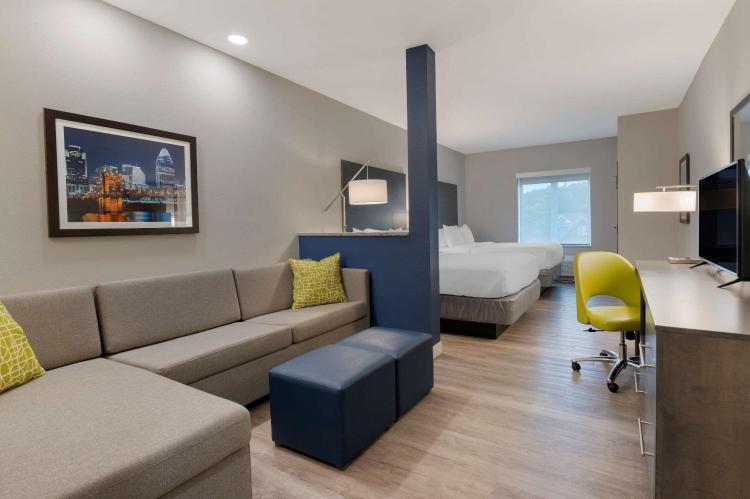 Comfort Suites Cincinnati University - Downtown photo 1