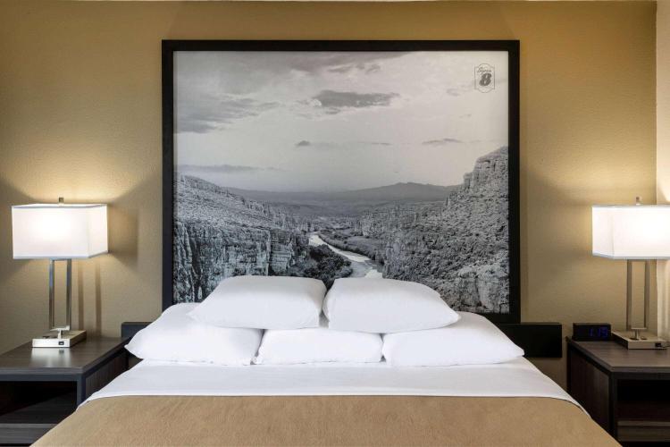 Super 8 by Wyndham Laredo photo 1