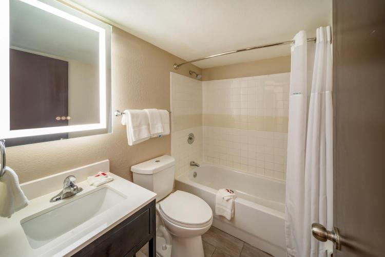 Super 8 by Wyndham Laredo photo 2