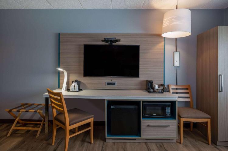 AmericInn by Wyndham Eau Claire photo 3