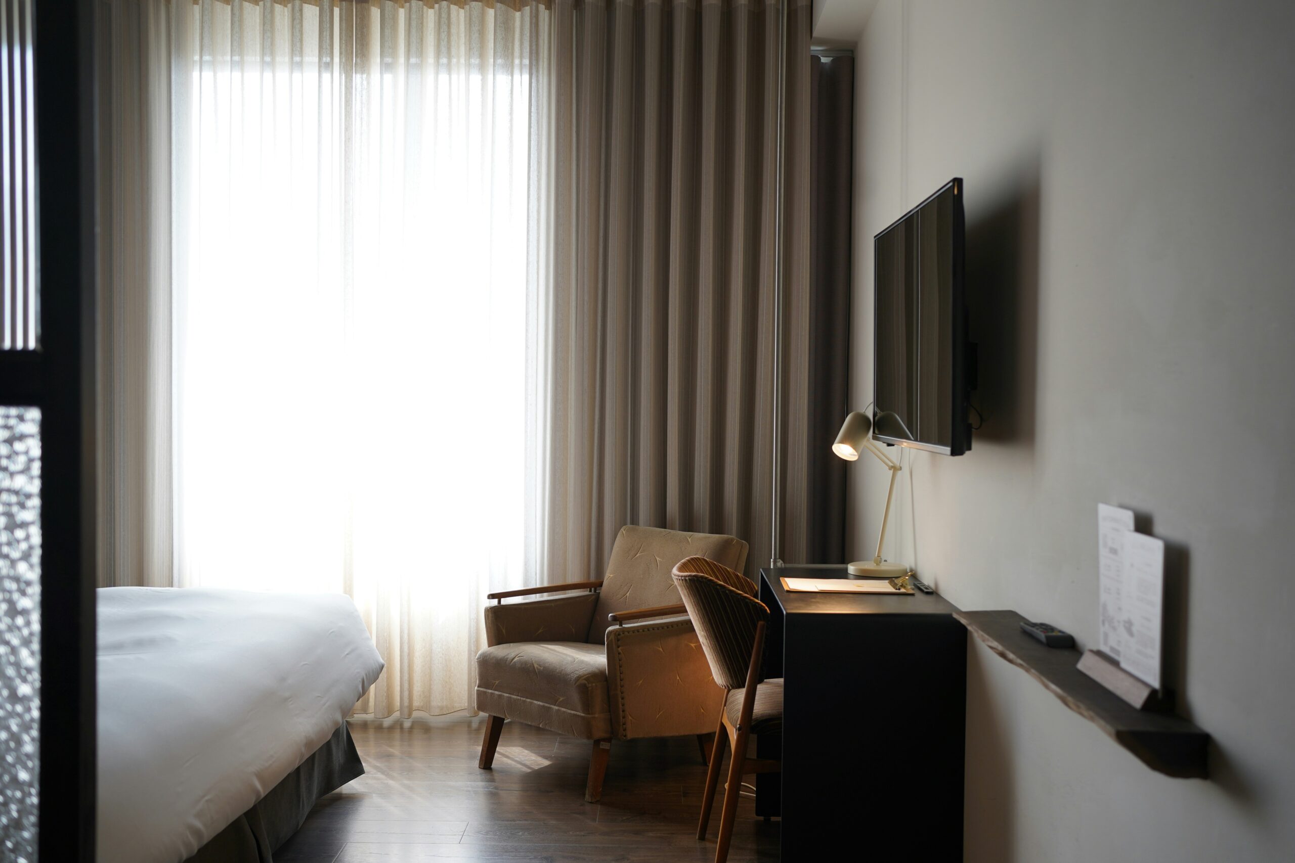 Chain vs. Independent Hotels: A Data-Backed Guide to Smaller Deposits and Faster Hold Releases