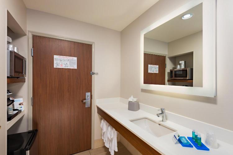 Holiday Inn Express Peoria North - Glendale by IHG photo 1