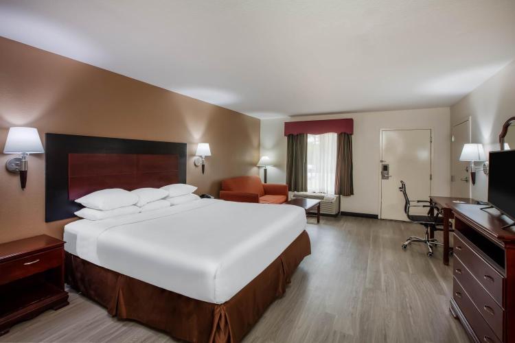 Days Inn & Suites by Wyndham Tyler photo 3