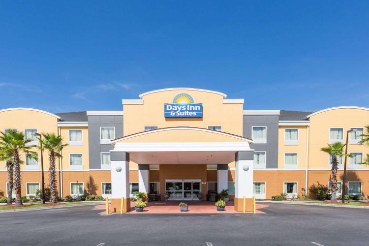Days Inn & Suites by Wyndham Savannah North I-95 photo 1