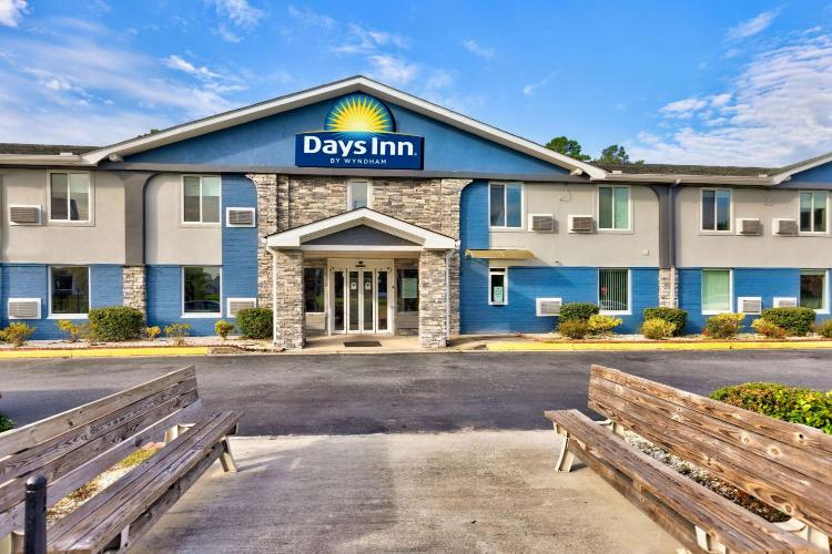 Days Inn by Wyndham Savannah Gateway I-95 photo 1